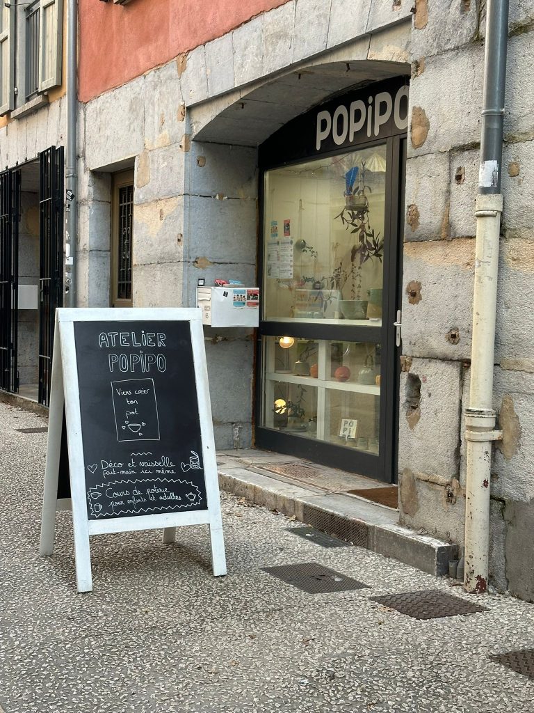 vitrine de l'atelier de poterie popipo située rue st laurent à grenoble